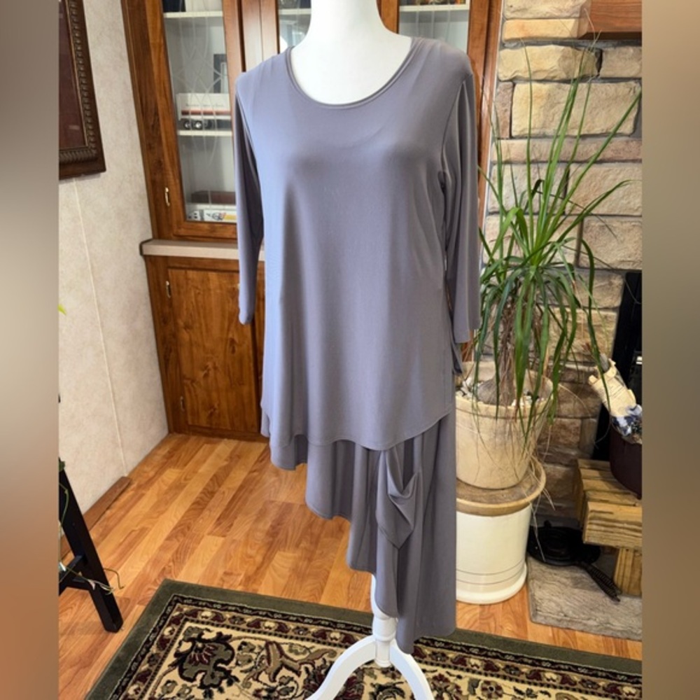 SYMPLI SIZE 10 GRAY ASYMMETRICAL 2 PIECE BLOUSE BEAUTIFUL AND UNIQUE.